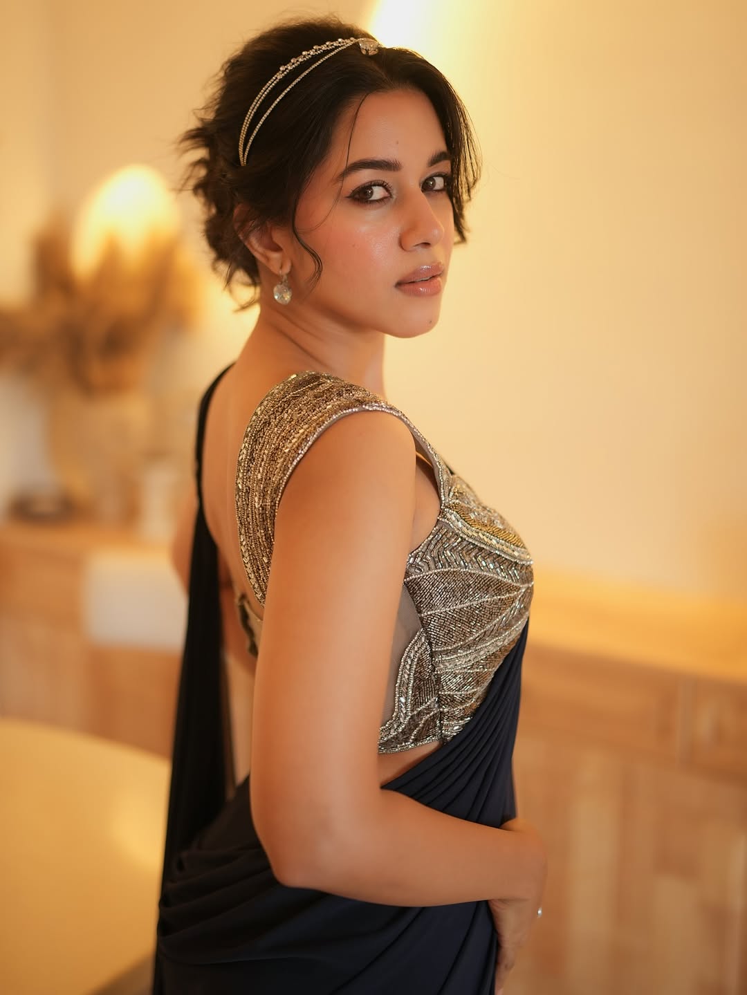 Mirnalini Ravi glamorous look with elegant sparkling style