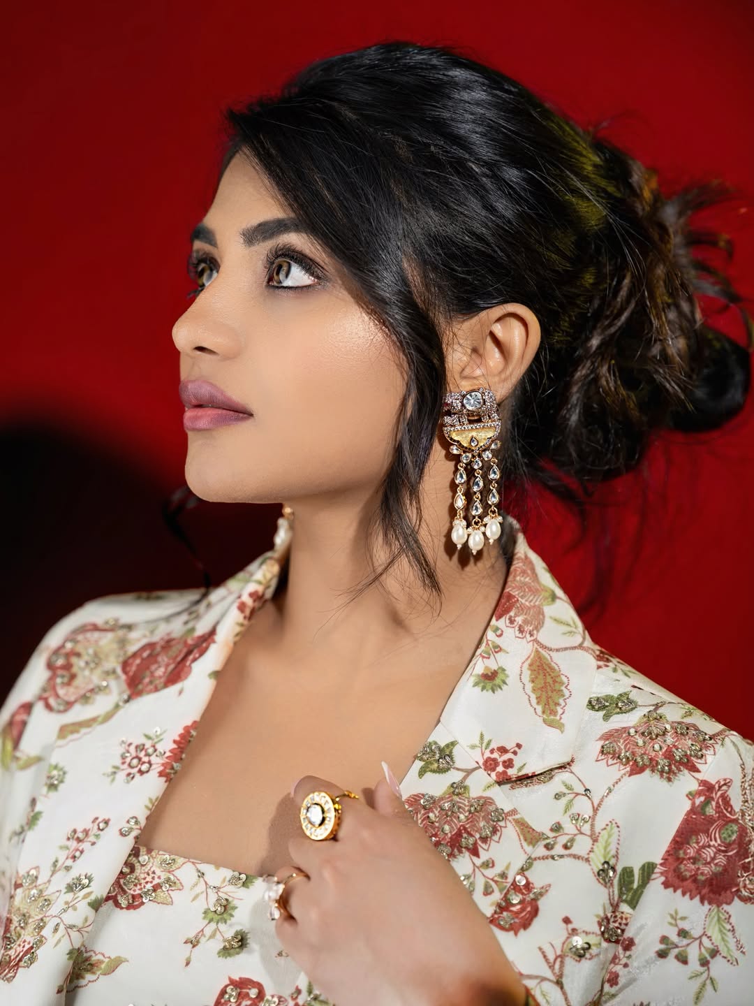 Nayan Sarika dazzling jewelry stylish pose