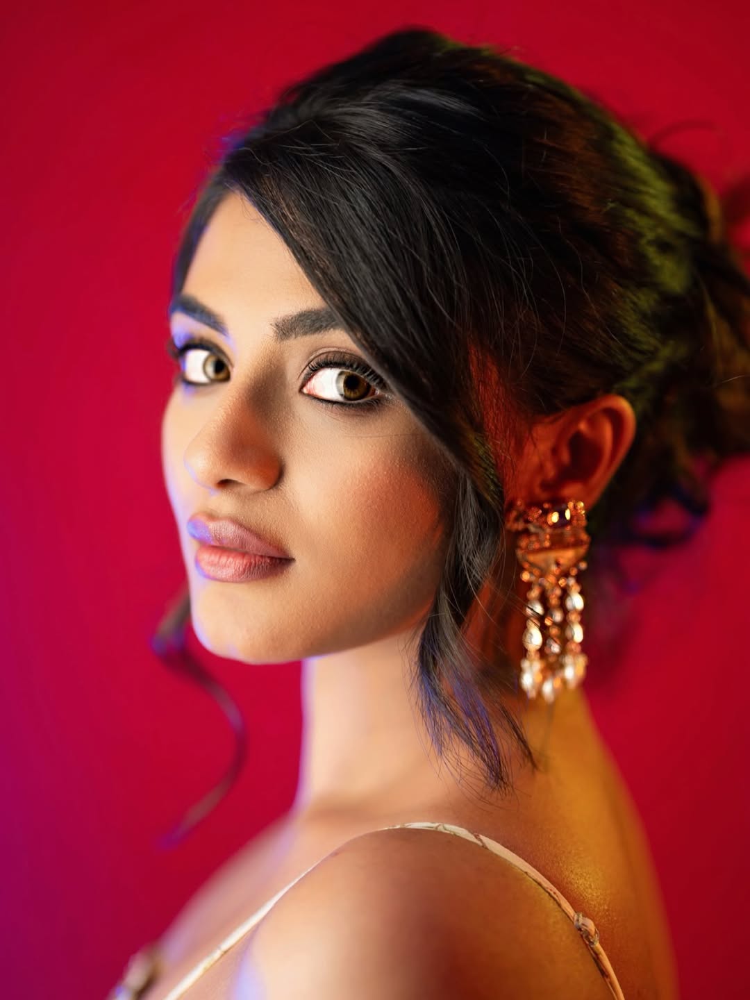 Nayan Sarika bold earrings stylish pose