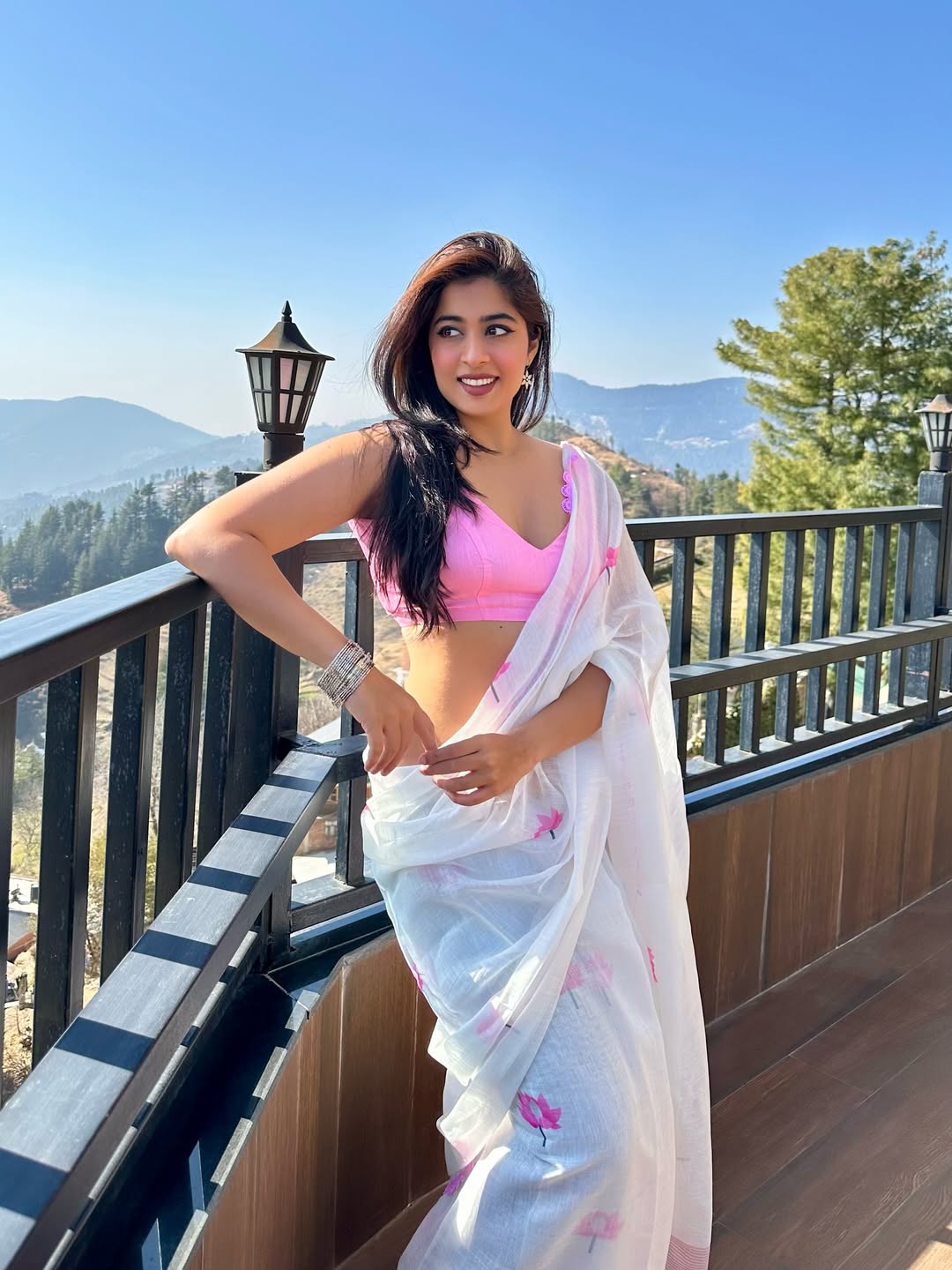 Nikita Sharma chic white saree look with pink accents