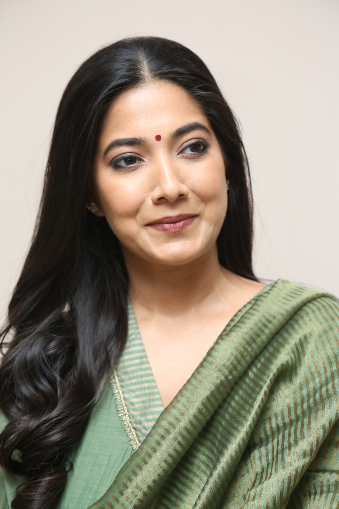 Pooja Sarathkumar chic green saree graceful pose