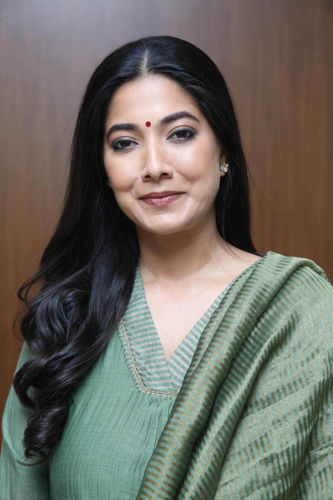 Pooja Sarathkumar poised look in green attire