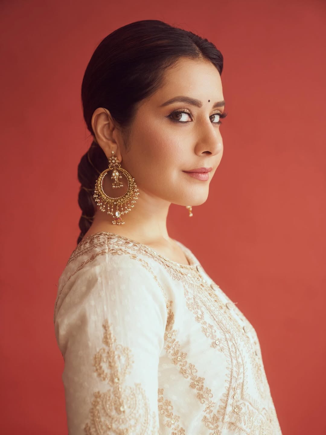 Raashii Khanna elegant saree look with statement earrings