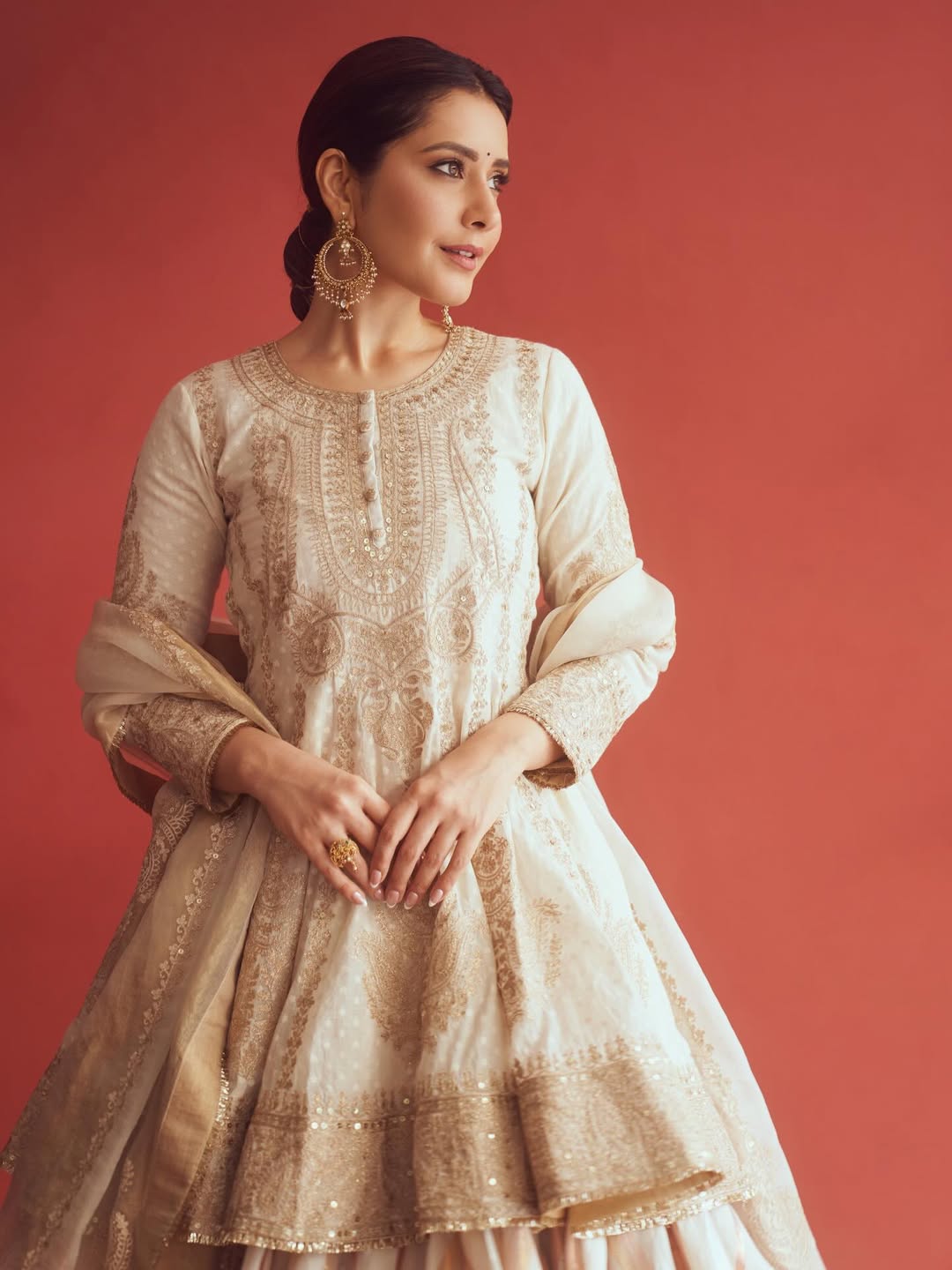 Raashii Khanna desi chic saree fashion look