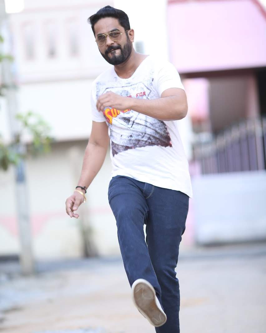 Raghu Bhat casual t shirt sunglasses stylish walk