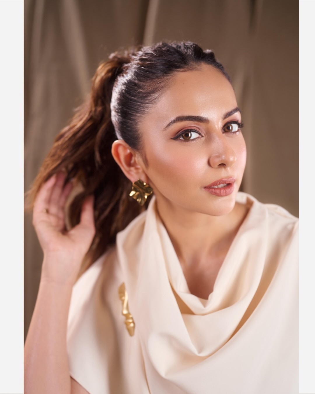 Rakul Preet Singh glamorous pose in stylish outfit