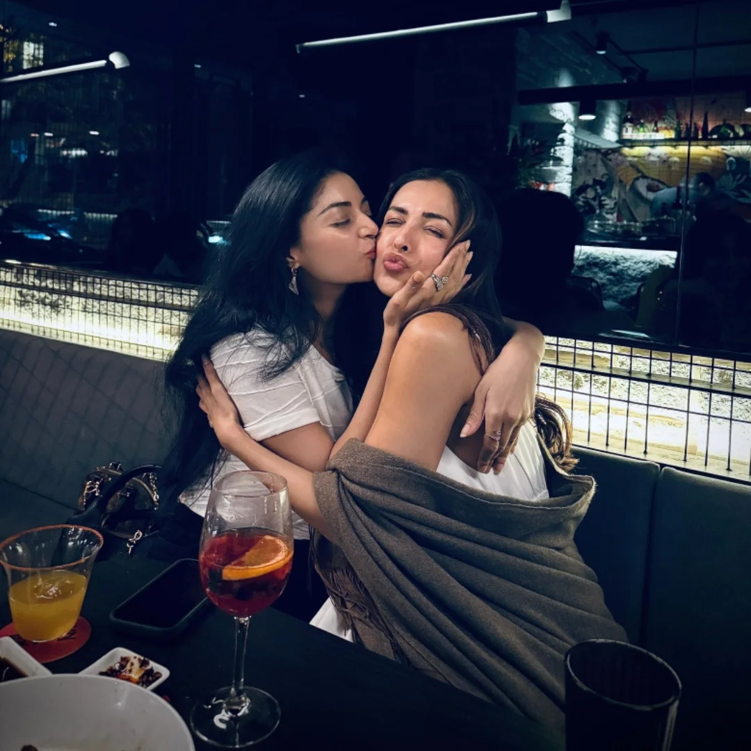 Sanam Shetty kissed Malaika Arora