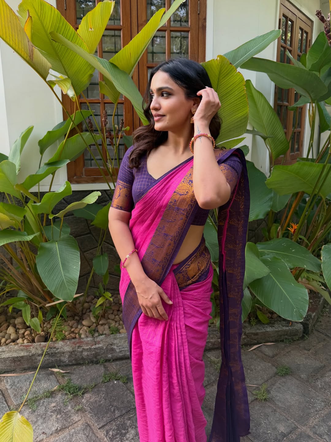 Saniya Iyappan traditional look modern stylish confident pose
