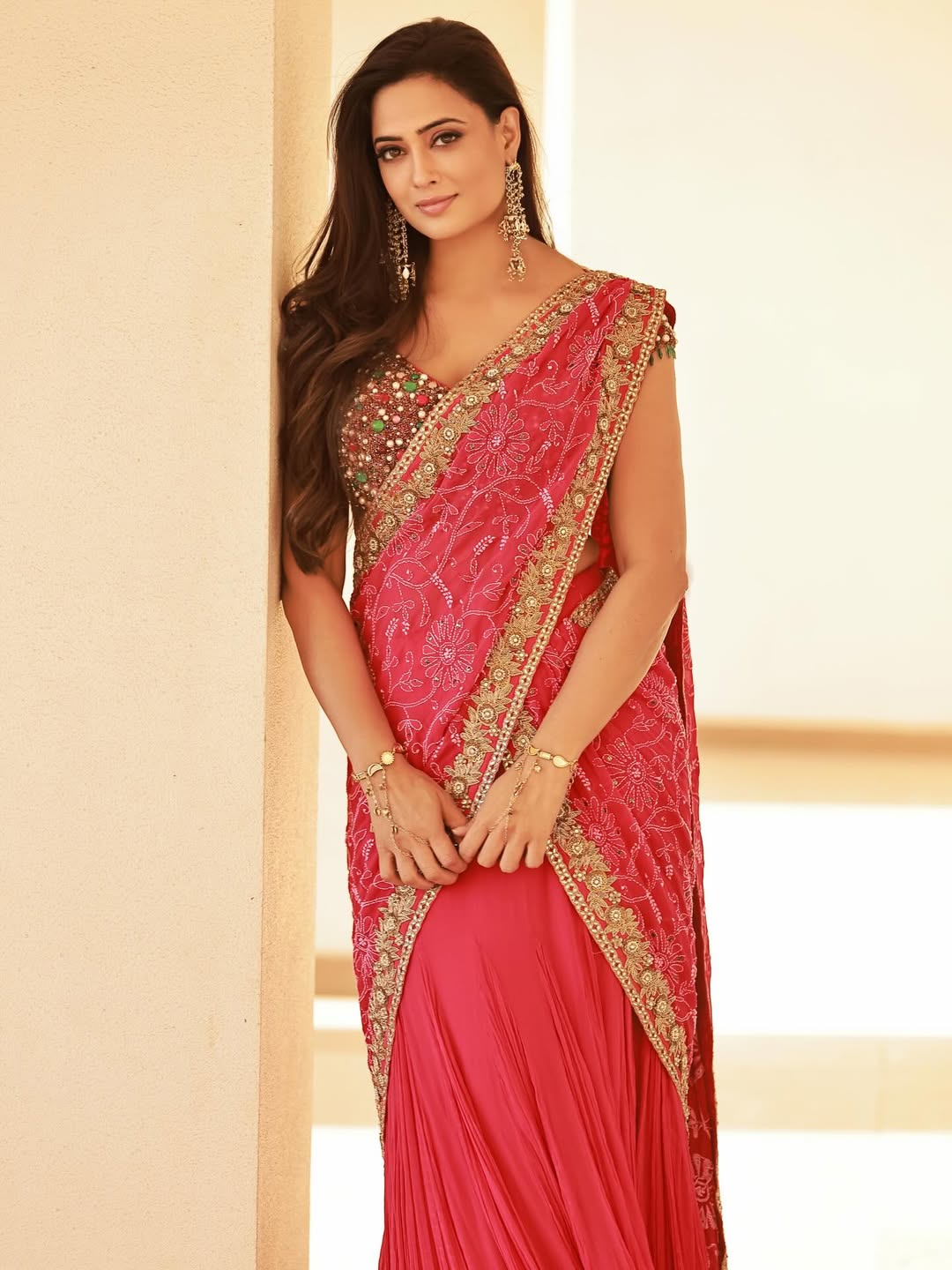 Shweta Tiwari red saree with sparkle and elegant style