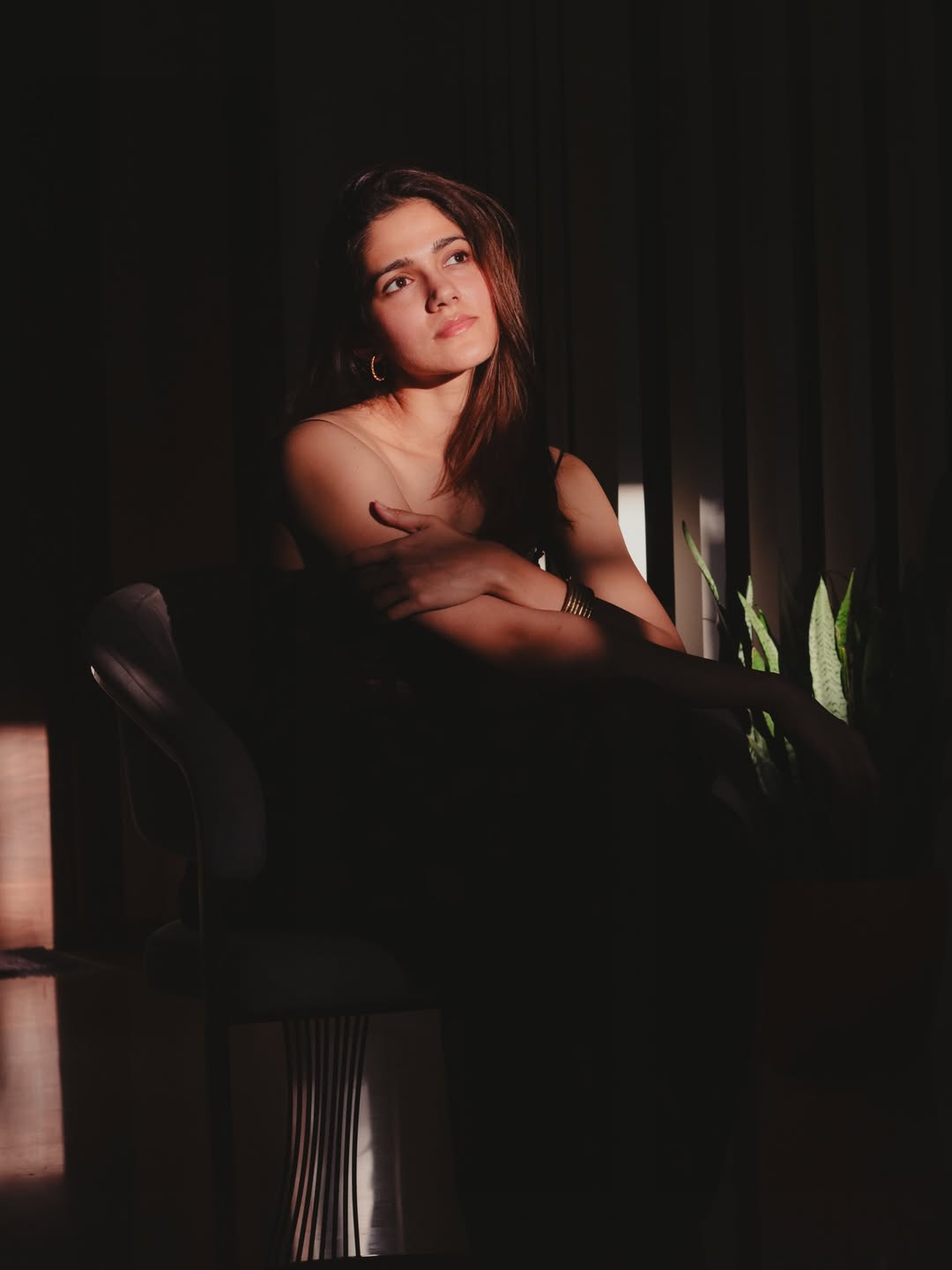 Simran Choudhary fashionable monochrome look with mysterious vibe