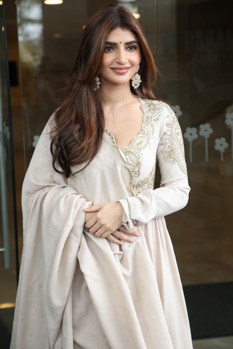 Sreeleela fusion look blending tradition and modern fashion