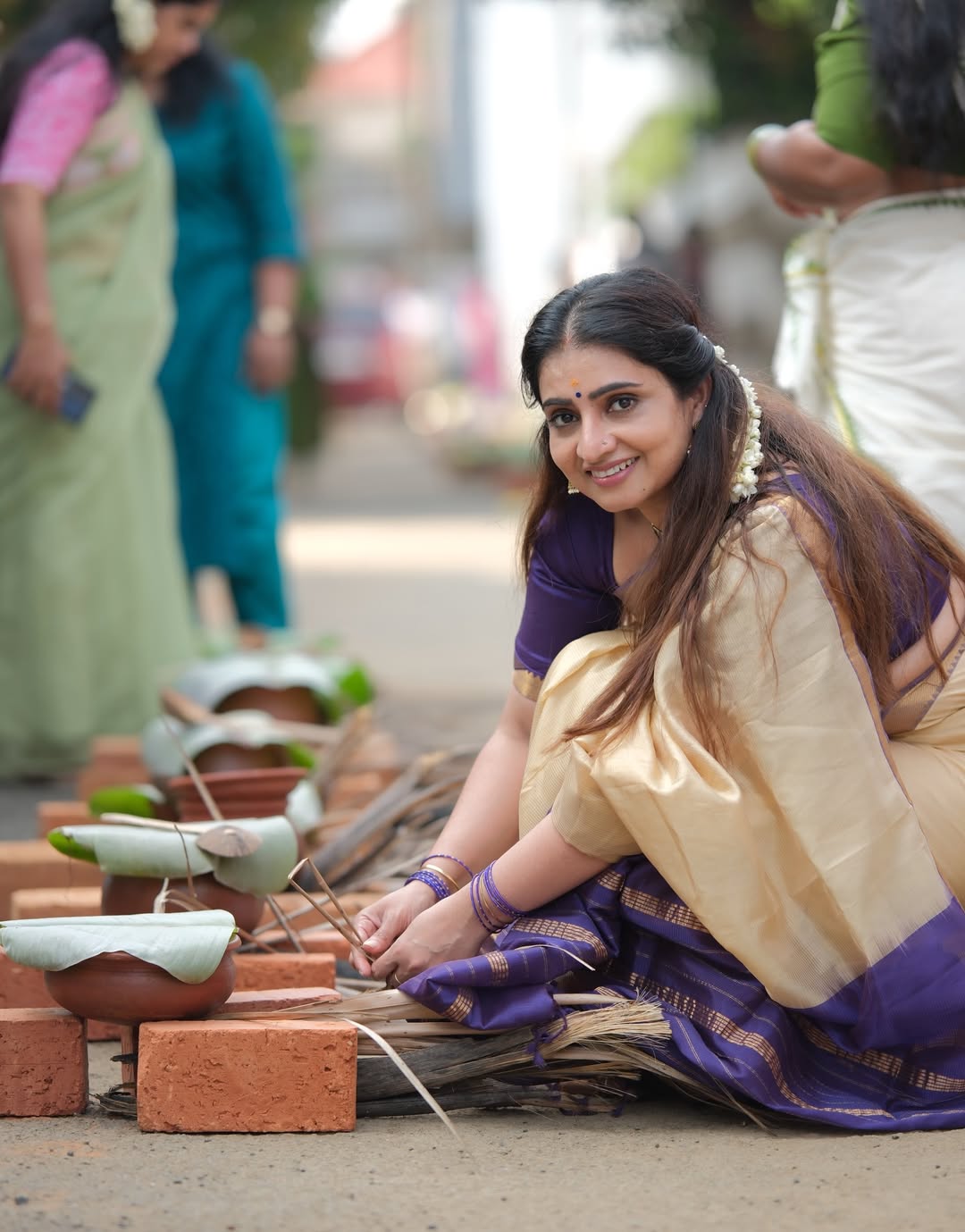 Sujitha: Pandian Stores’ Dhanalakshmi’s Devout Attukal Pongala Darshan – See Her Deep Faith