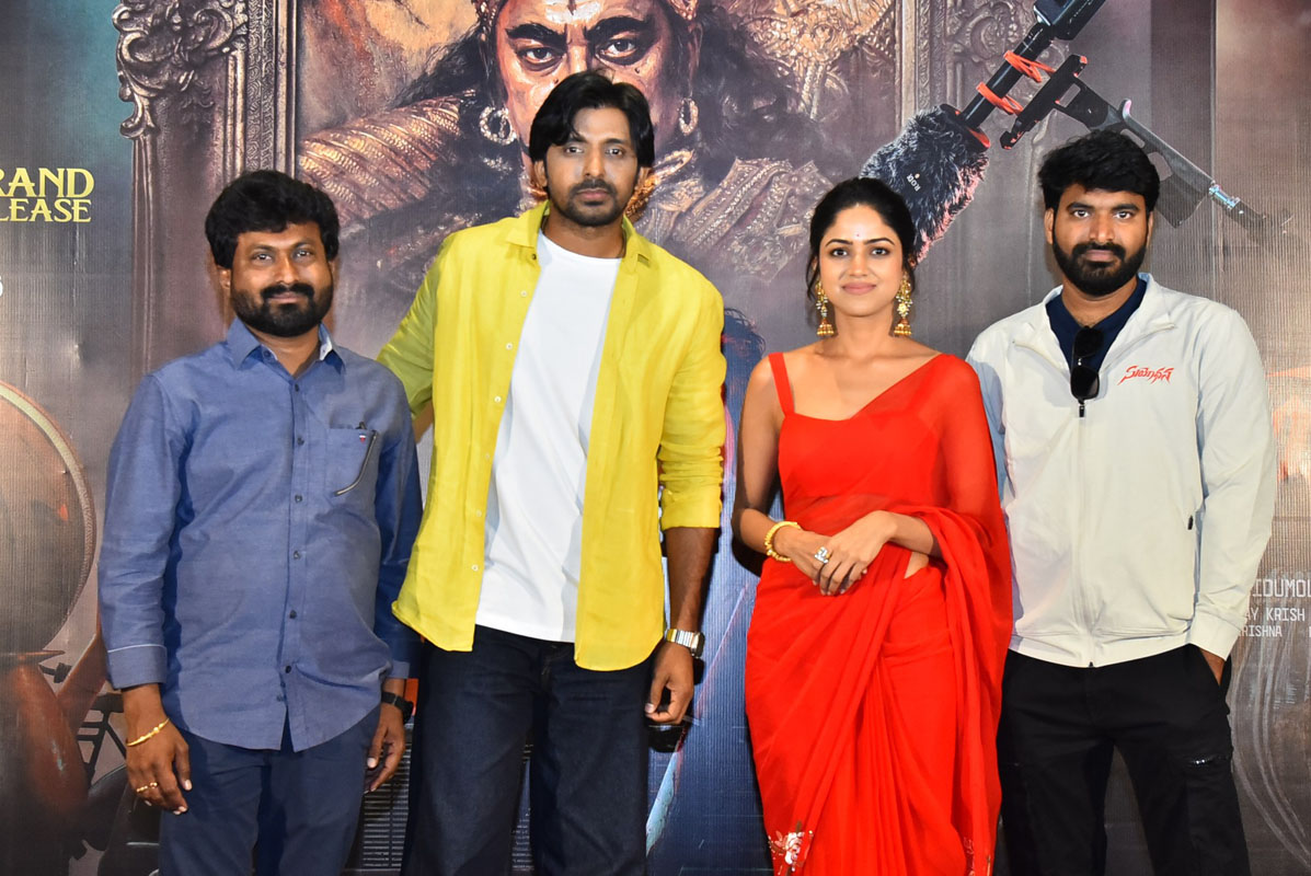 Priyadarshi Drishika Chandar team posing at Suyodhana press meet