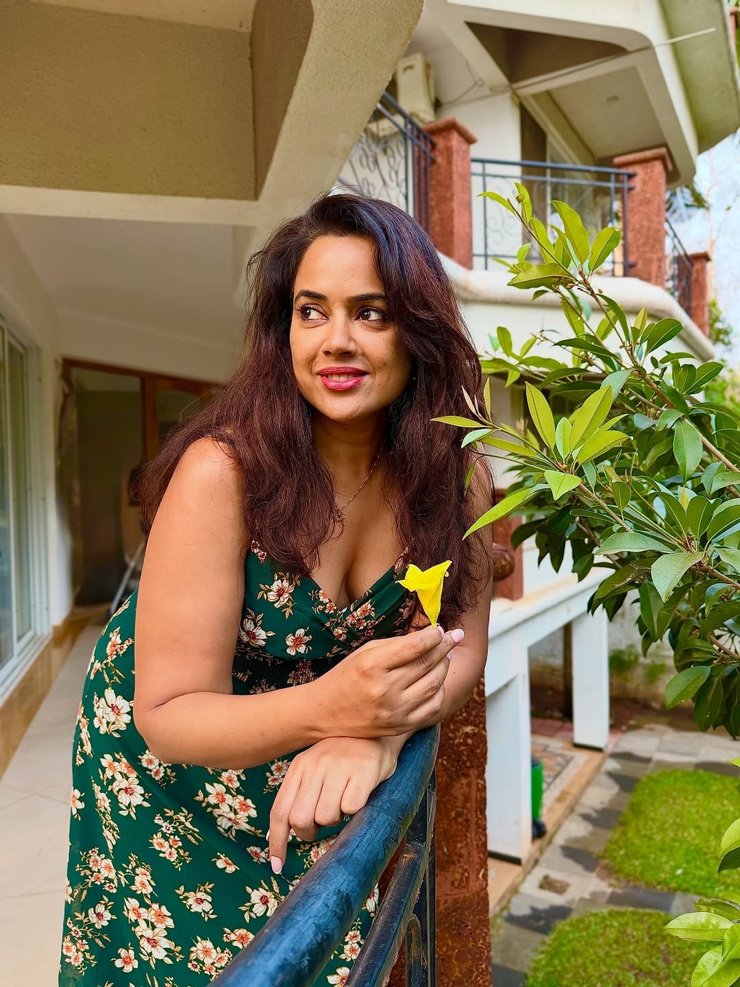 “Vaaranam Aayiram Actress Sameera Reddy’s Latest Photos Go Viral on Social Media”