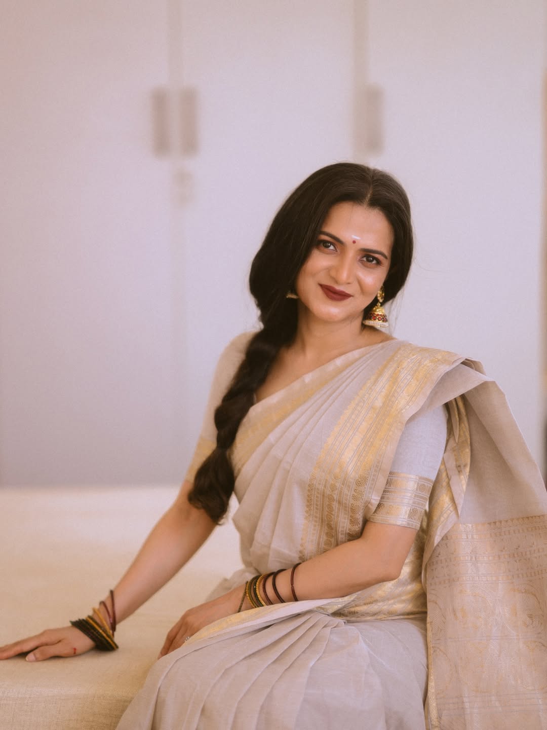 Actress DD Neelakandan Mesmerize Photos With Jasmine And Saree