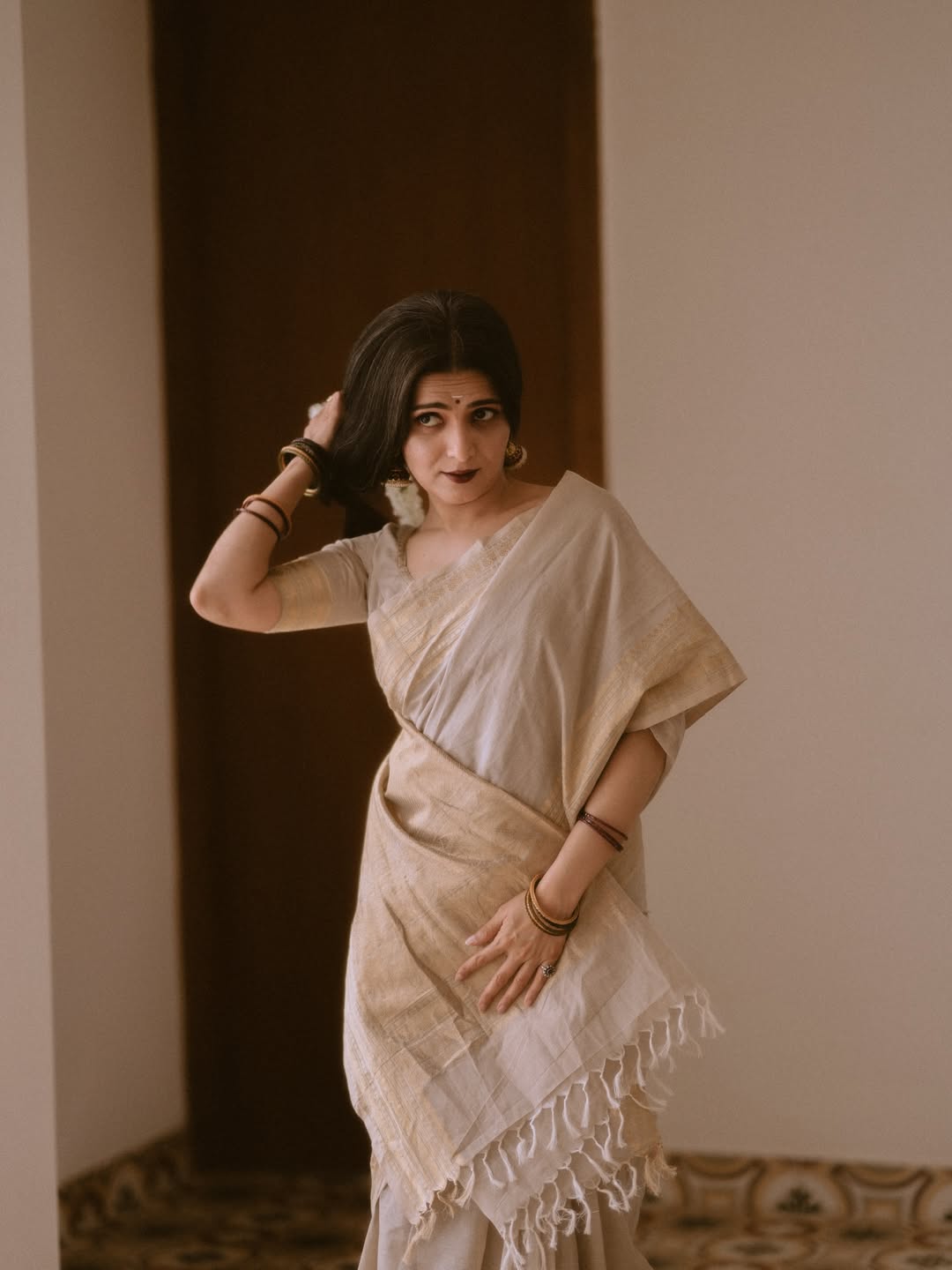 Actress DD Neelakandan Mesmerize Photos With Jasmine And Saree