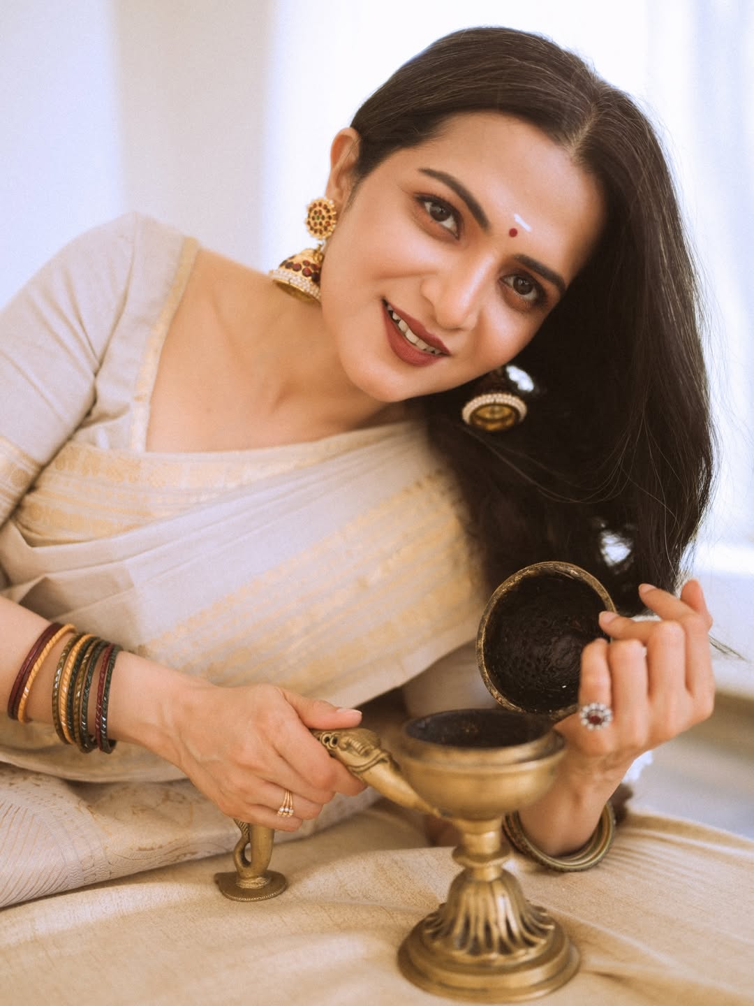 Actress DD Neelakandan Mesmerize Photos With Jasmine And Saree