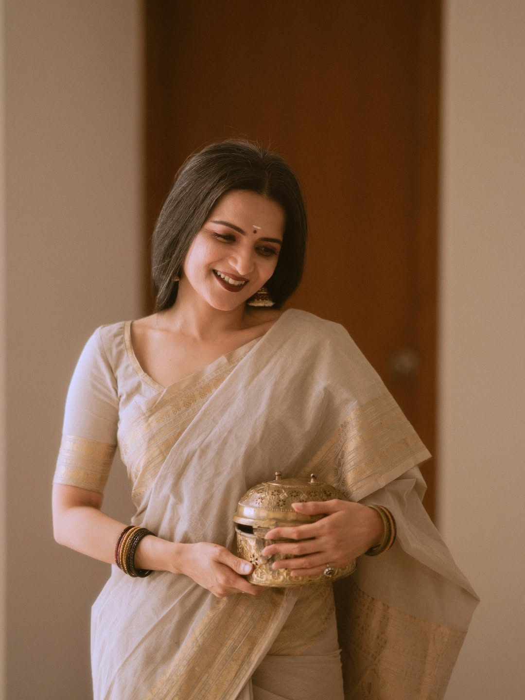 Actress DD Neelakandan Mesmerize Photos With Jasmine And Saree