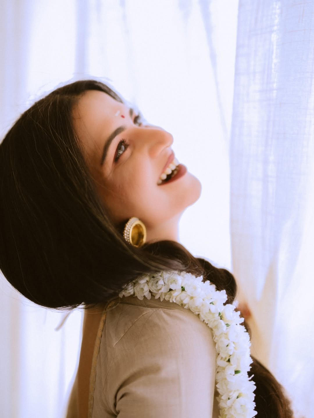 Actress DD Neelakandan Mesmerize Photos With Jasmine And Saree