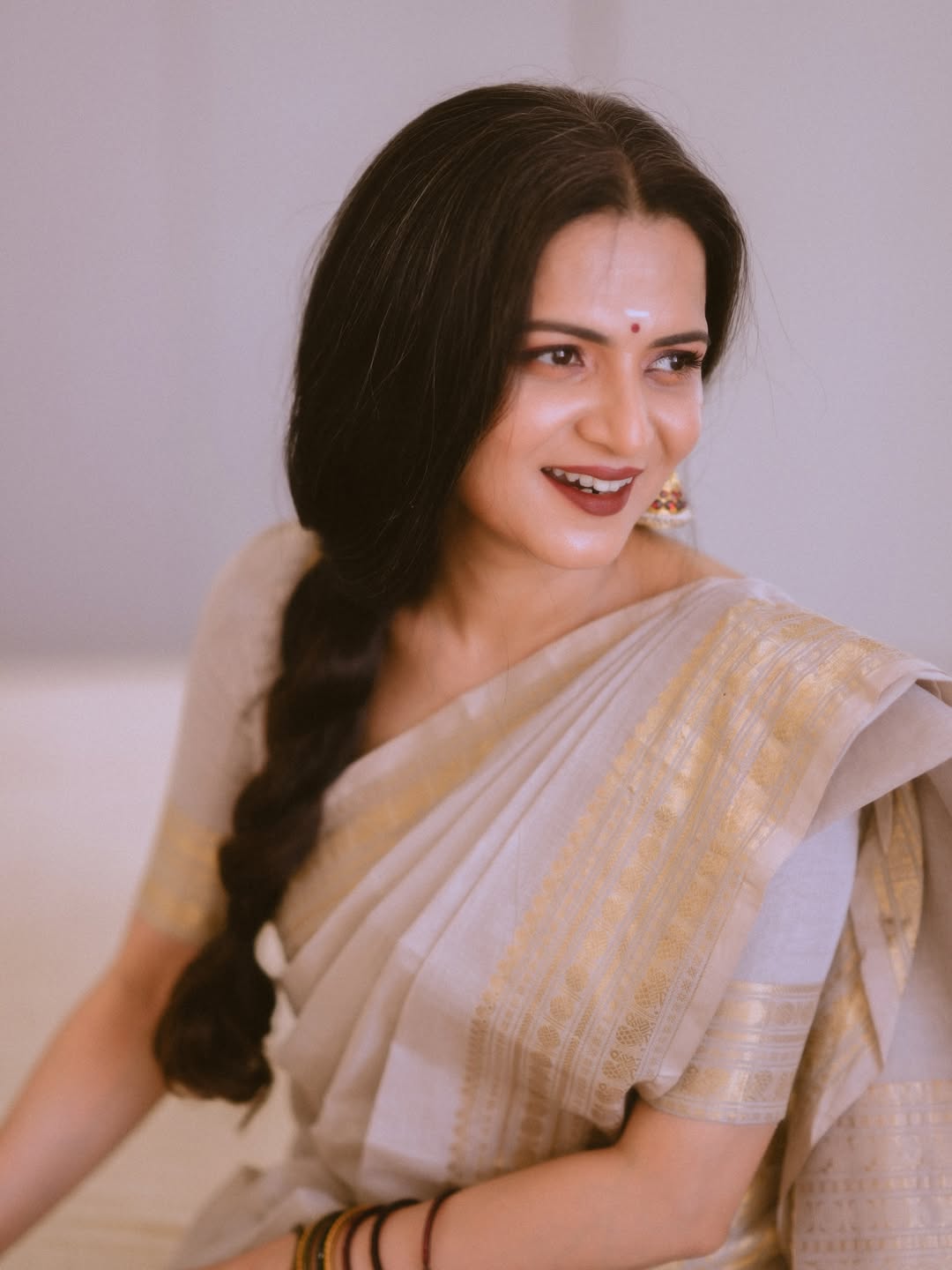 Actress DD Neelakandan Mesmerize Photos With Jasmine And Saree