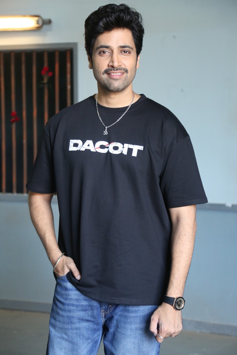 Adivi Sesh Dacoit tee Om pendant fashion style