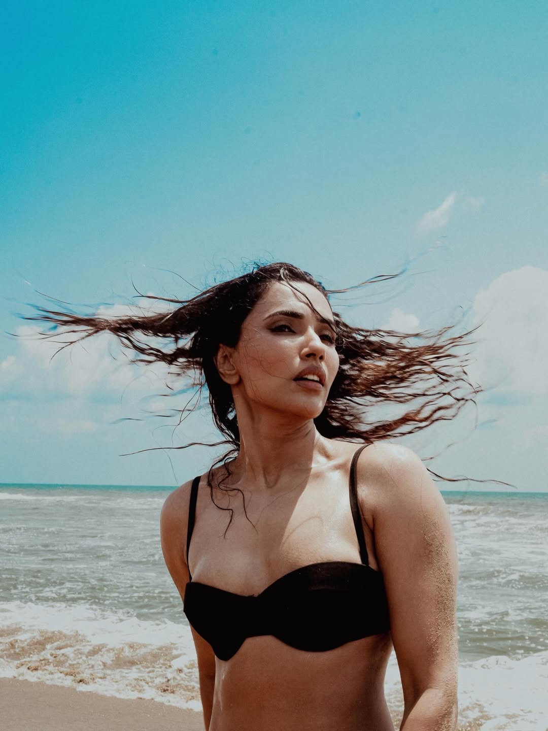 Akshara Gowda chic beach outfit