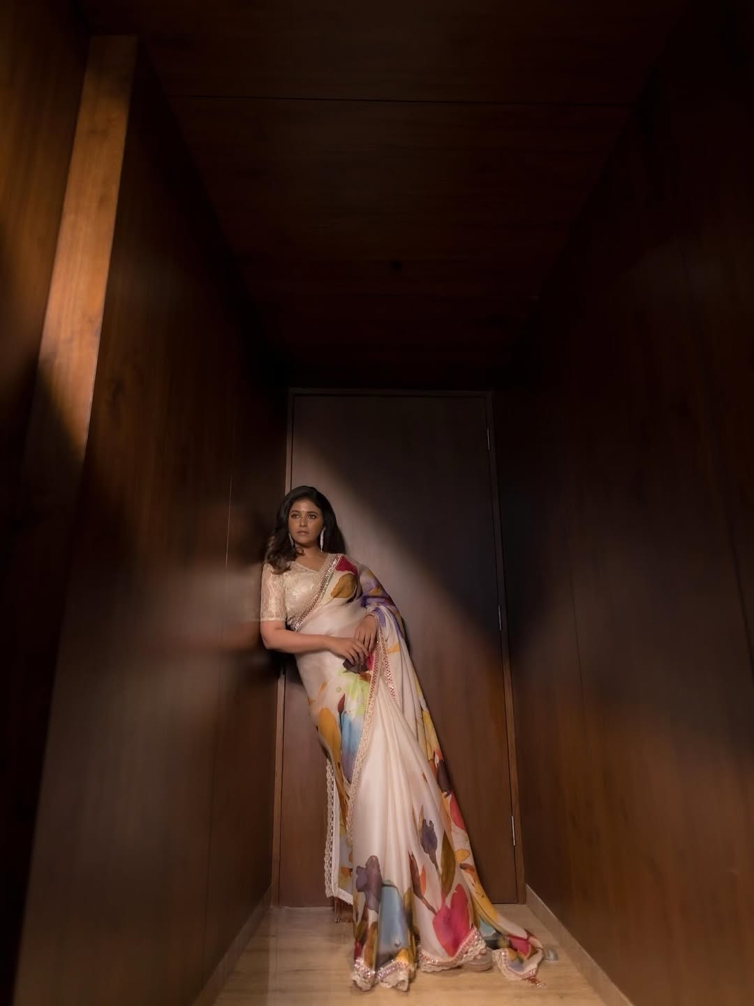 Anjali’s Saree Photos Go Viral – Fans Mesmerized by Her Stunning Look