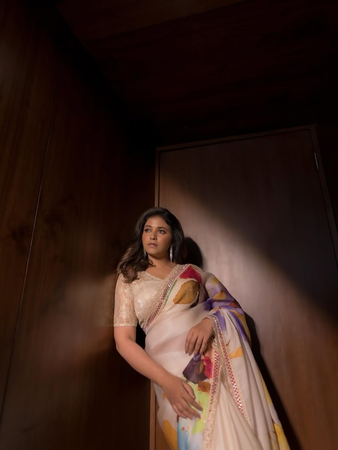 Anjali’s Saree Photos Go Viral – Fans Mesmerized by Her Stunning Look