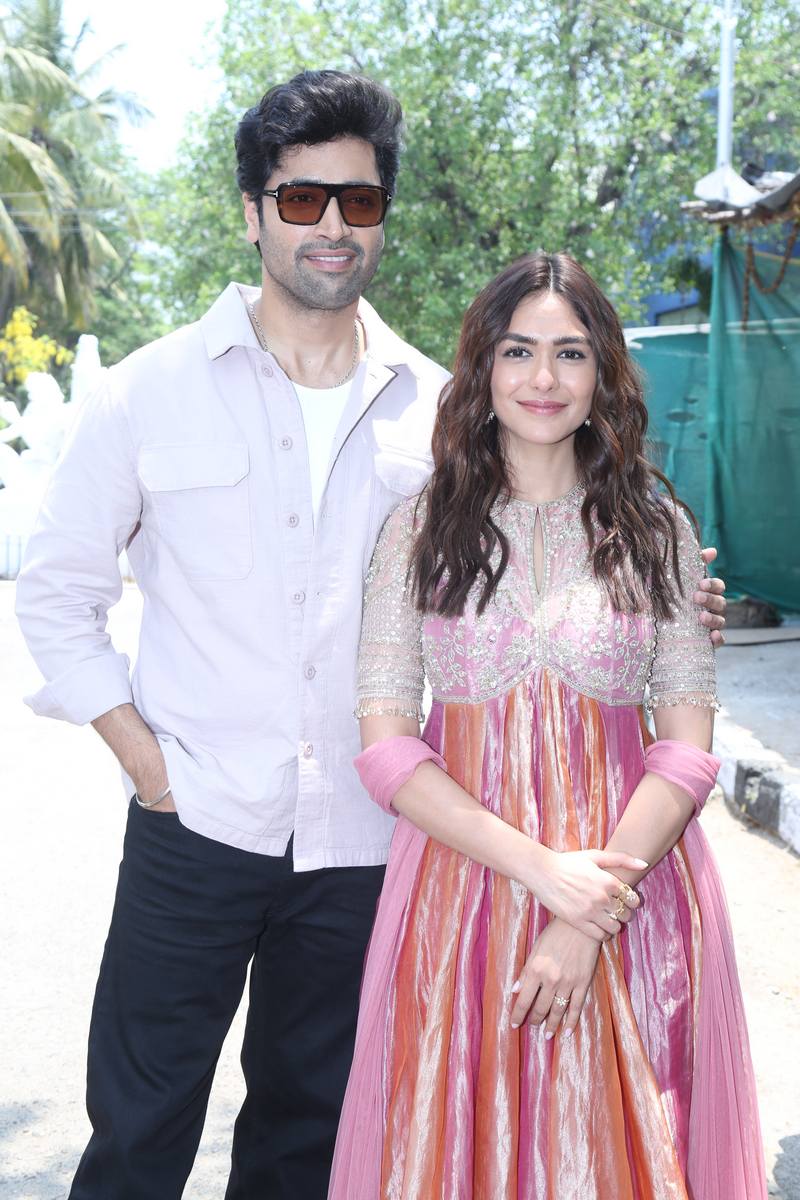Adivi Sesh Mrunal Thakur media pose