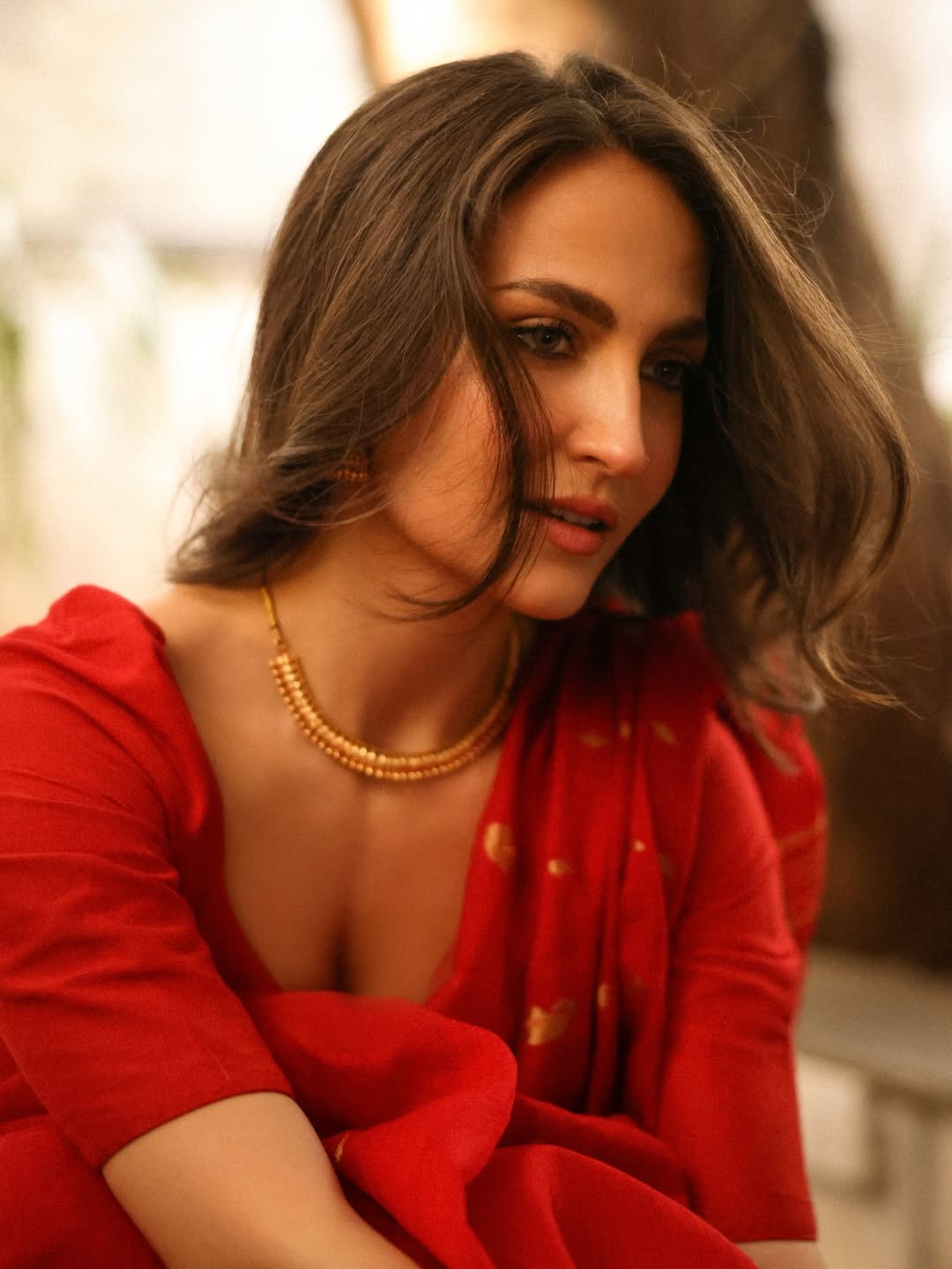 Elli Avram red saree gold necklace elegant look