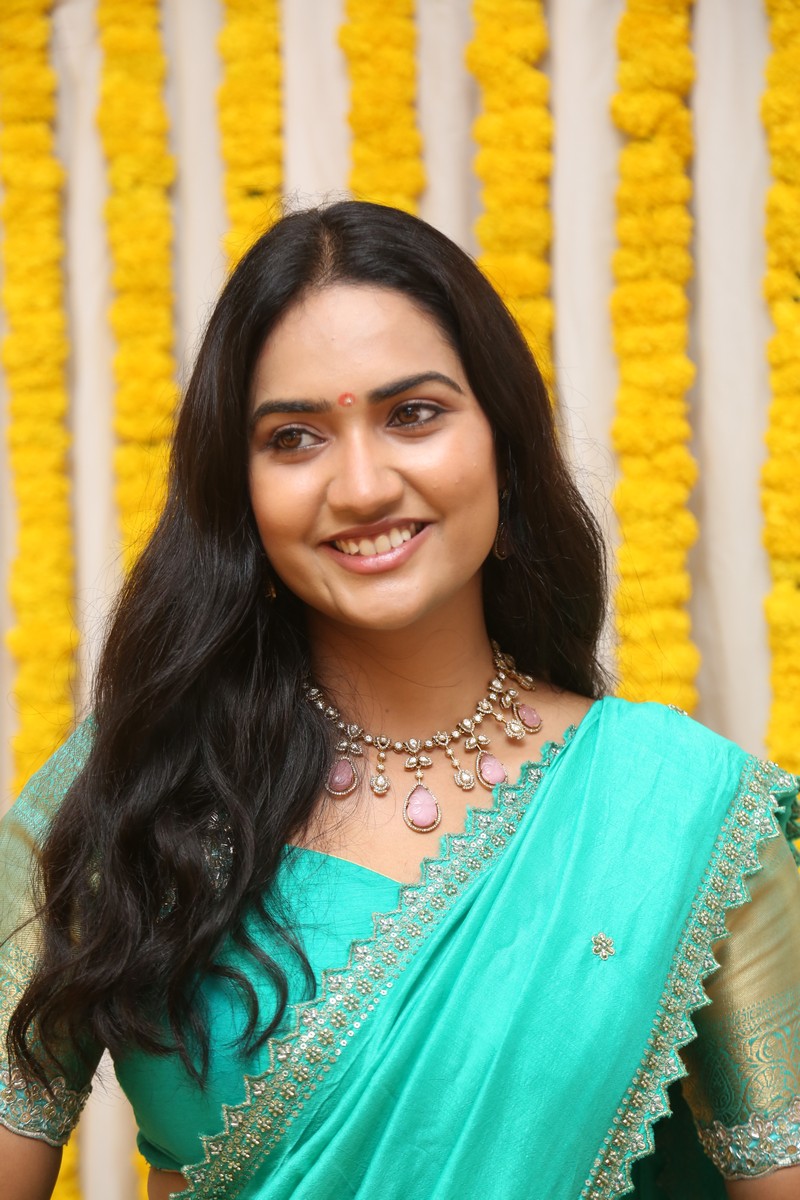 Kajal Choudhary turquoise saree with statement necklace traditional look