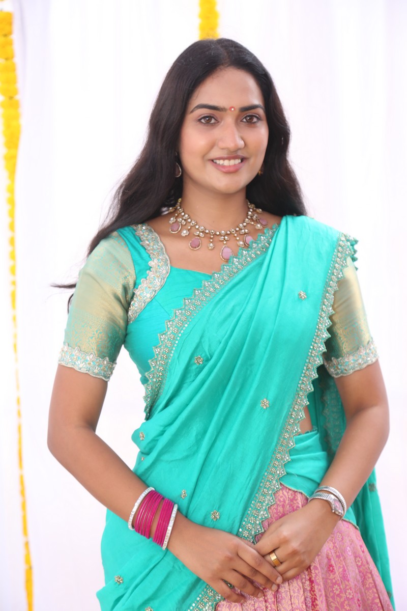 Kajal Choudhary traditional saree modern style statement jewelry