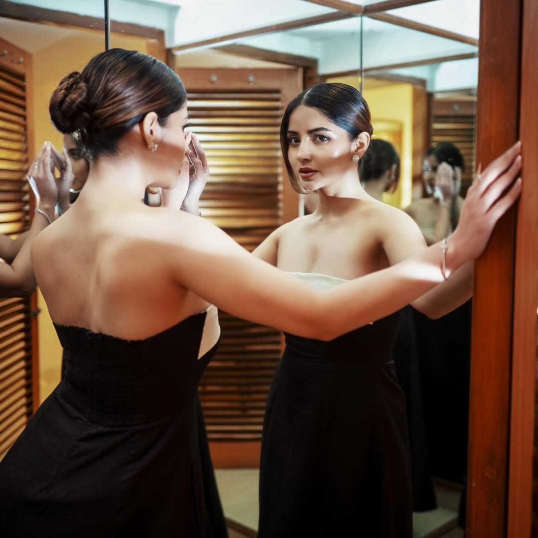 Kashmira Pardeshi flawless look admiring reflection mirror pose