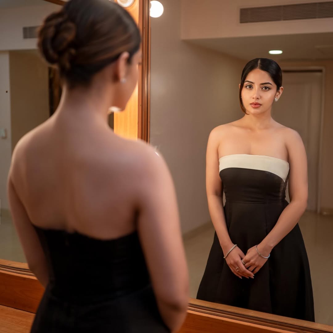 Kashmira Pardeshi mirror reflection showcasing elegant style