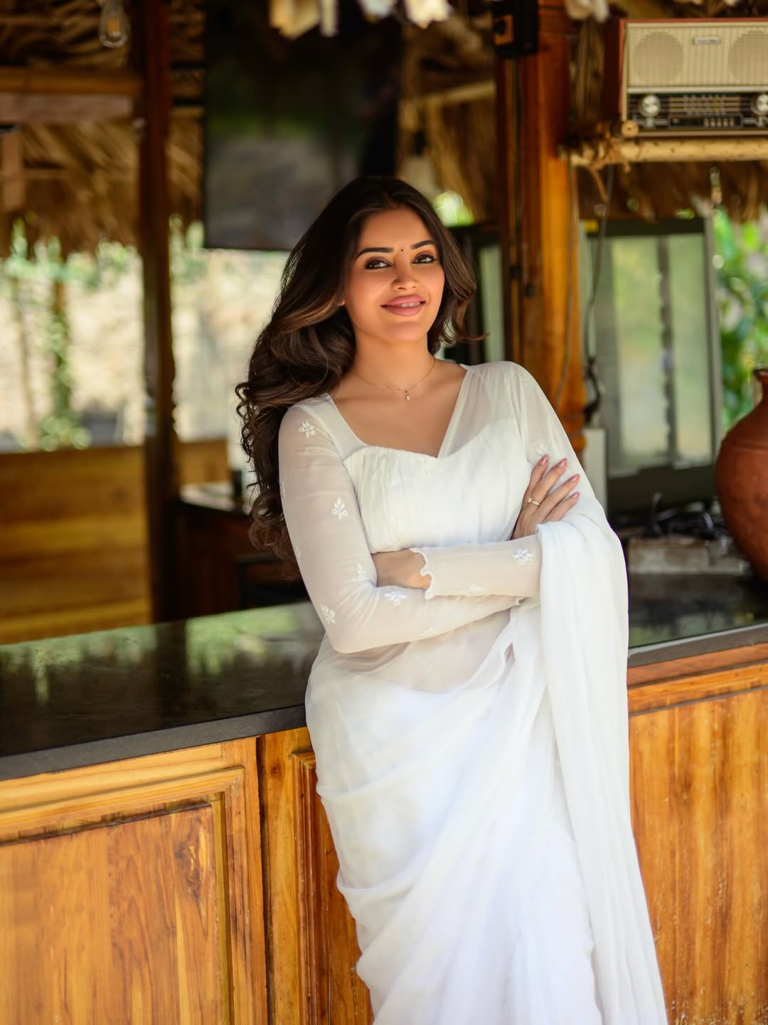 Kushita Kallapu simple white saree chic elegant pose