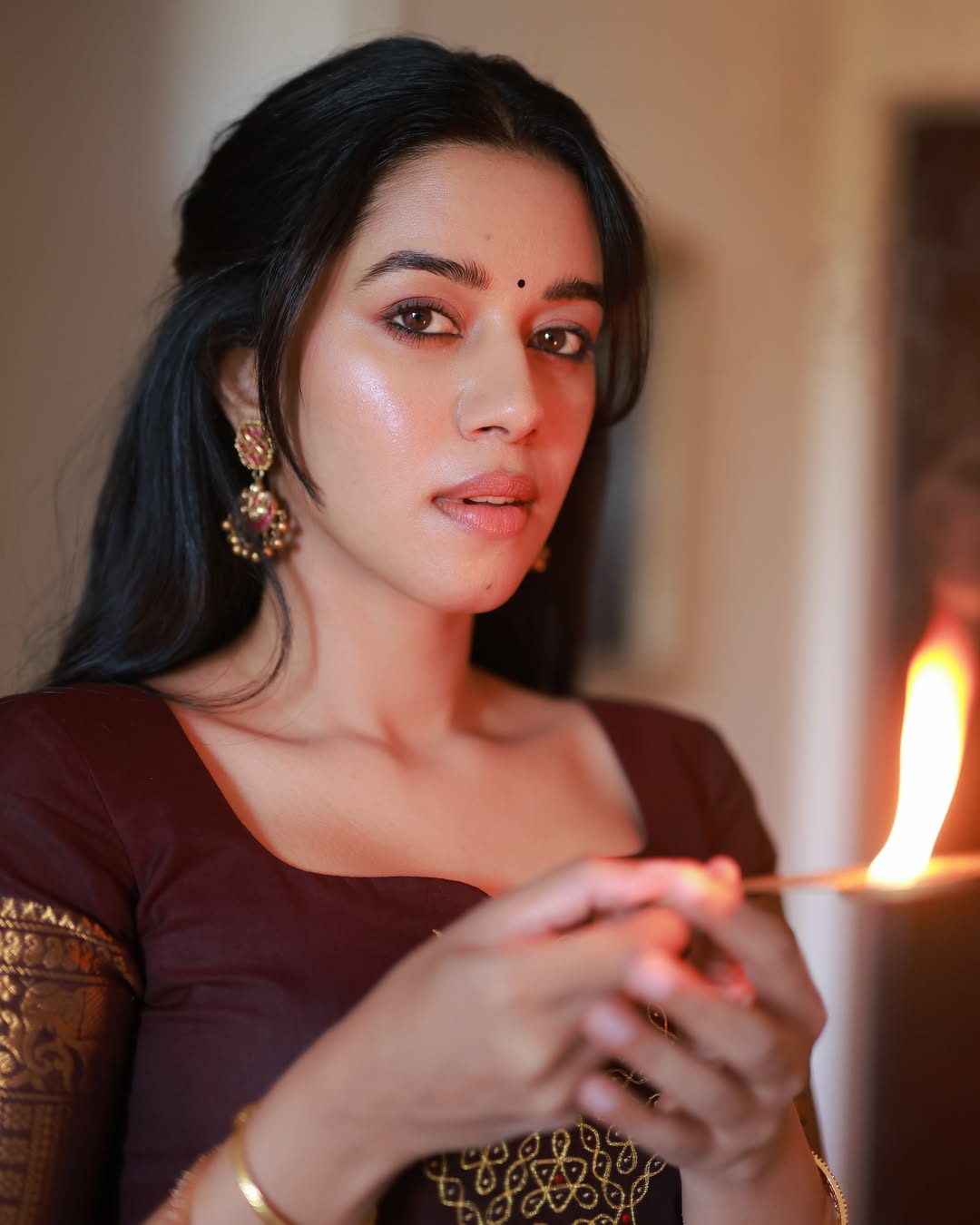 Mirnalini Ravi holding flame with bold stylish look