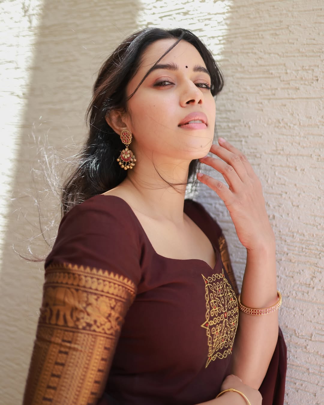 Mirnalini Ravi graceful ethnic look with confident pose