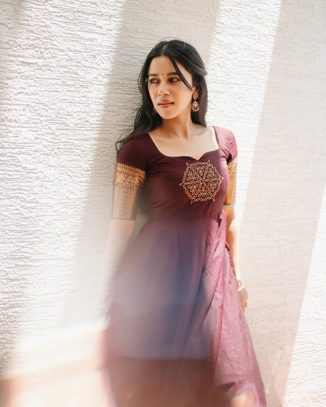 Mirnalini Ravi elegant traditional attire stylish pose
