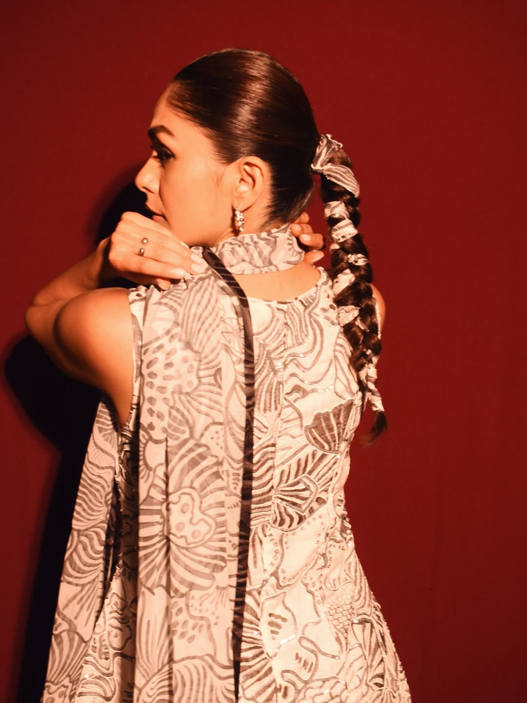 Mrunal Thakur minimal makeup confident expression pose