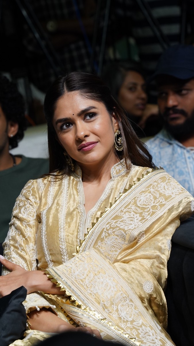 Mrunal Thakur’s Stunning Look at Dacoit Press Meet Goes Viral Ahead of Release