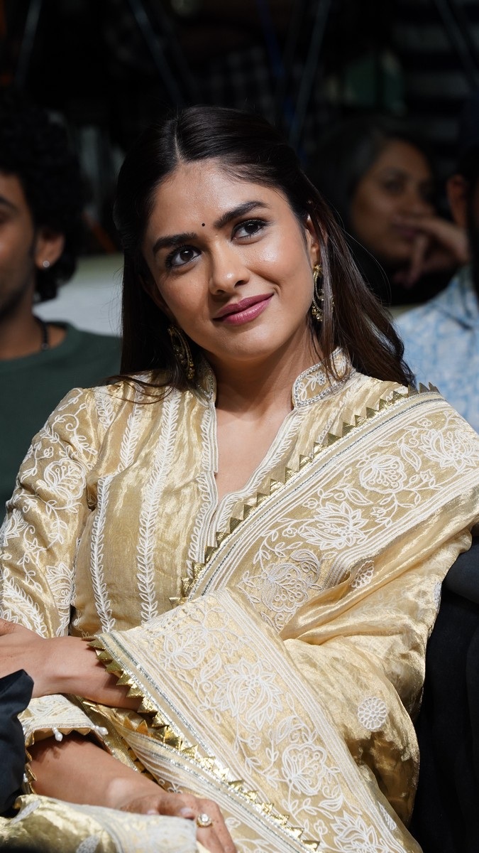 Mrunal Thakur’s Stunning Look at Dacoit Press Meet Goes Viral Ahead of Release