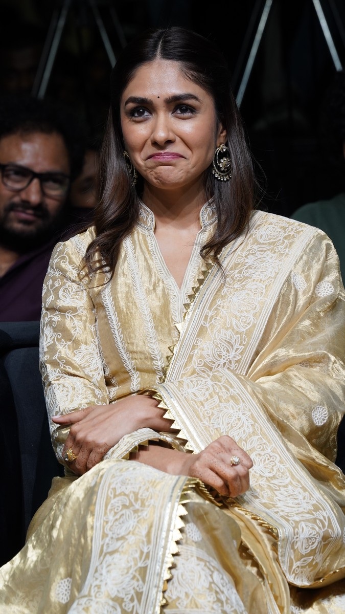 Mrunal Thakur’s Stunning Look at Dacoit Press Meet Goes Viral Ahead of Release