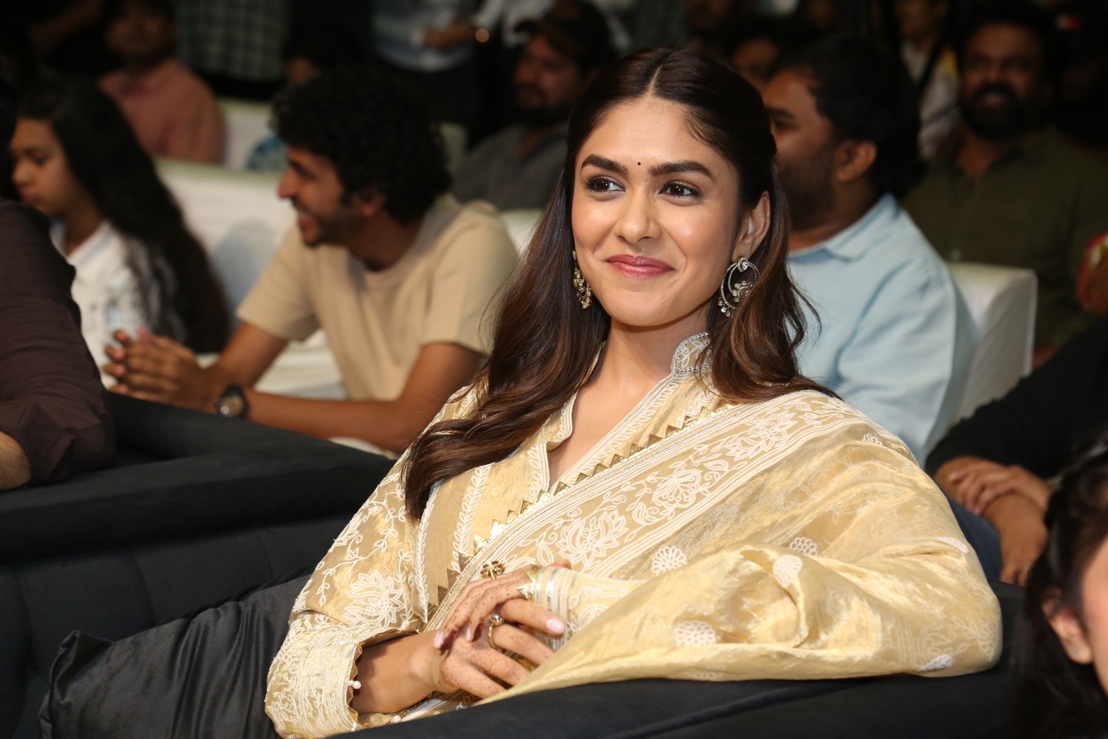 Mrunal Thakur’s Stunning Look at Dacoit Press Meet Goes Viral Ahead of Release