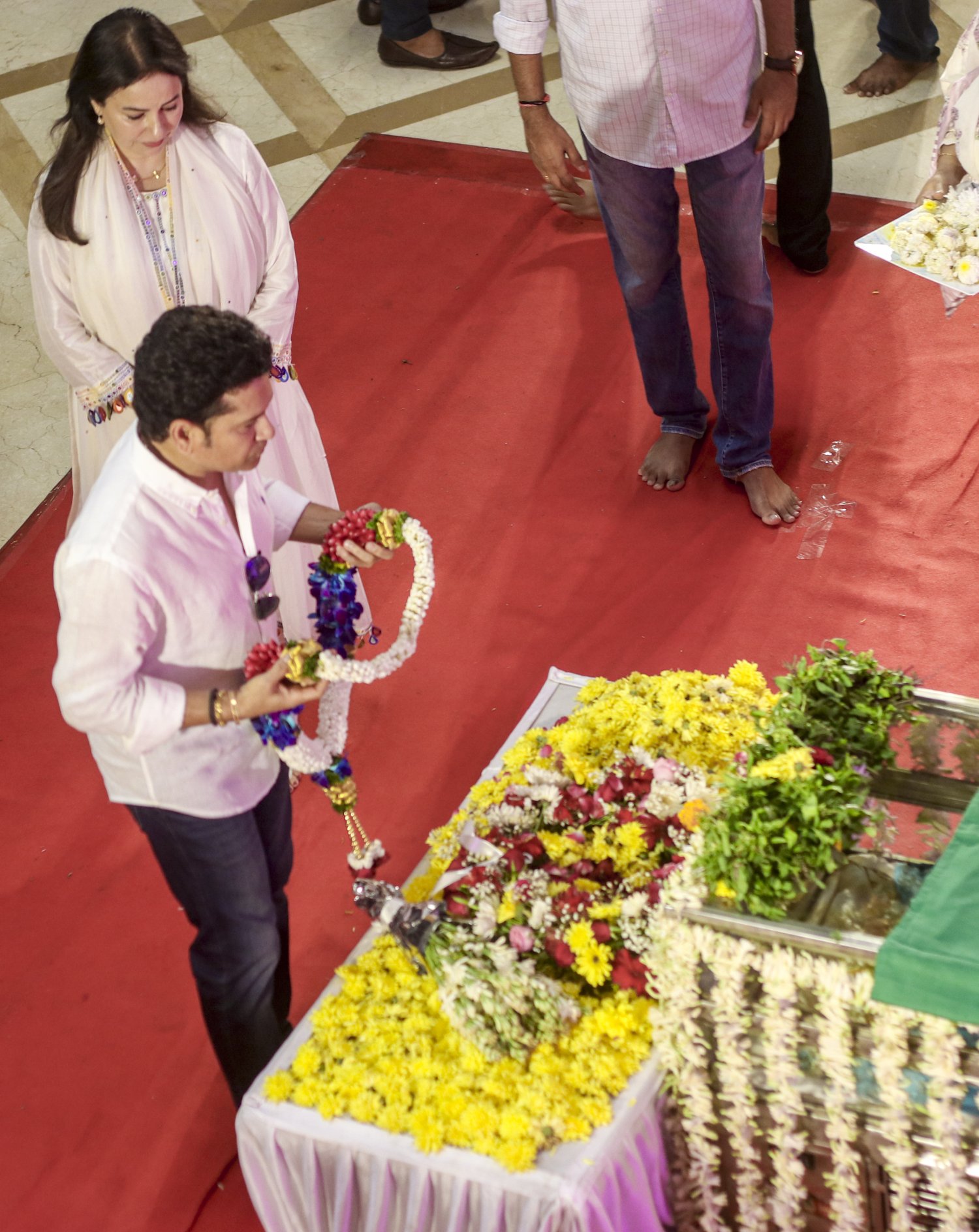 Celebrities and Leaders Pay Tribute