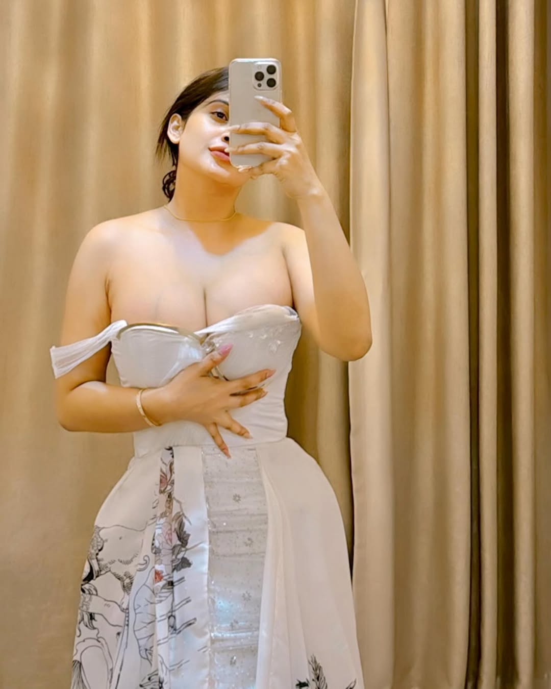 Piumi Hansamali Toilet tour photos