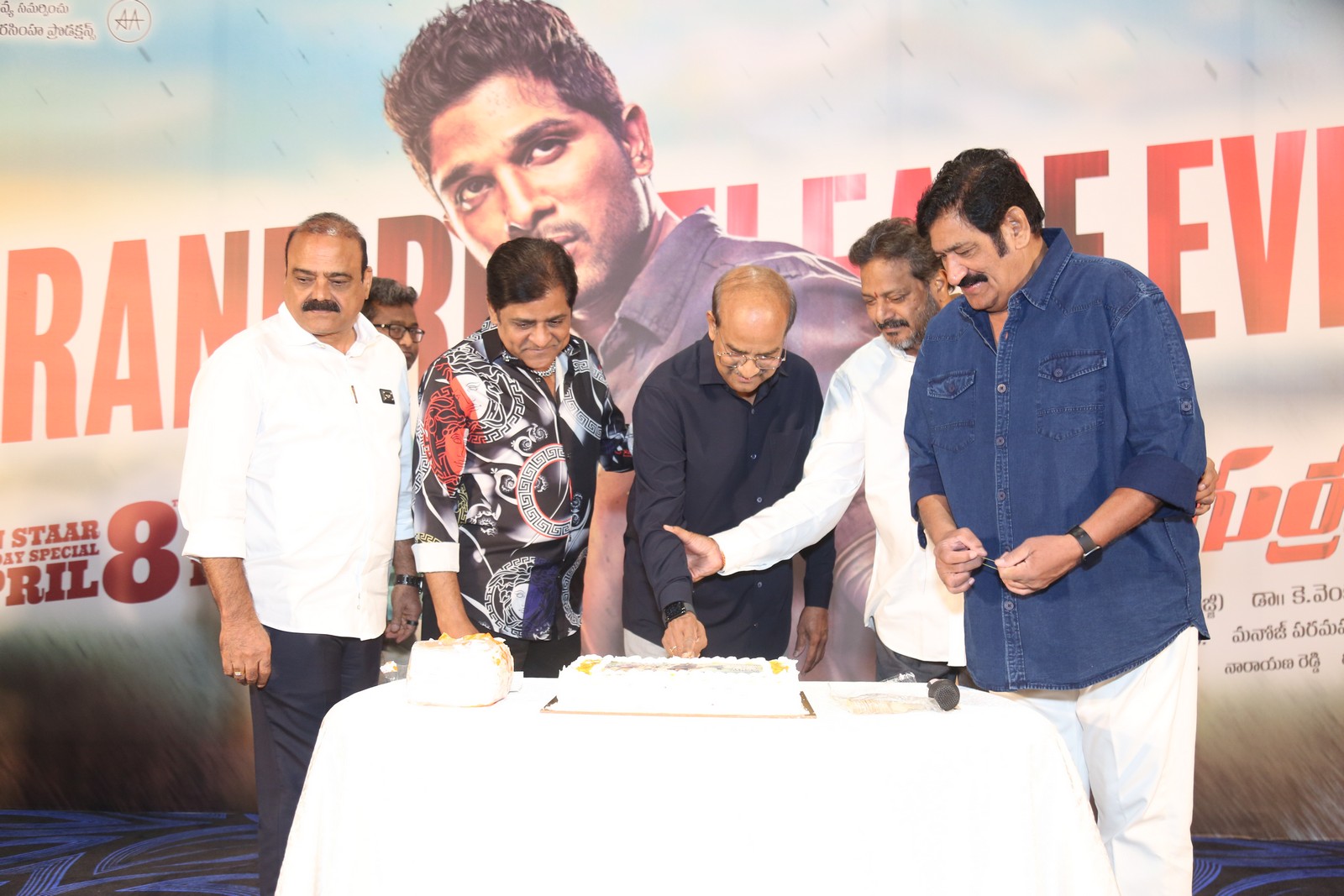 Race Gurram team cake cutting celebration