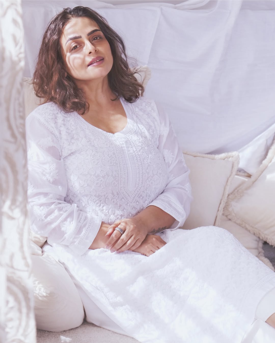 Shilpa Shirodkar minimal makeup white kurta