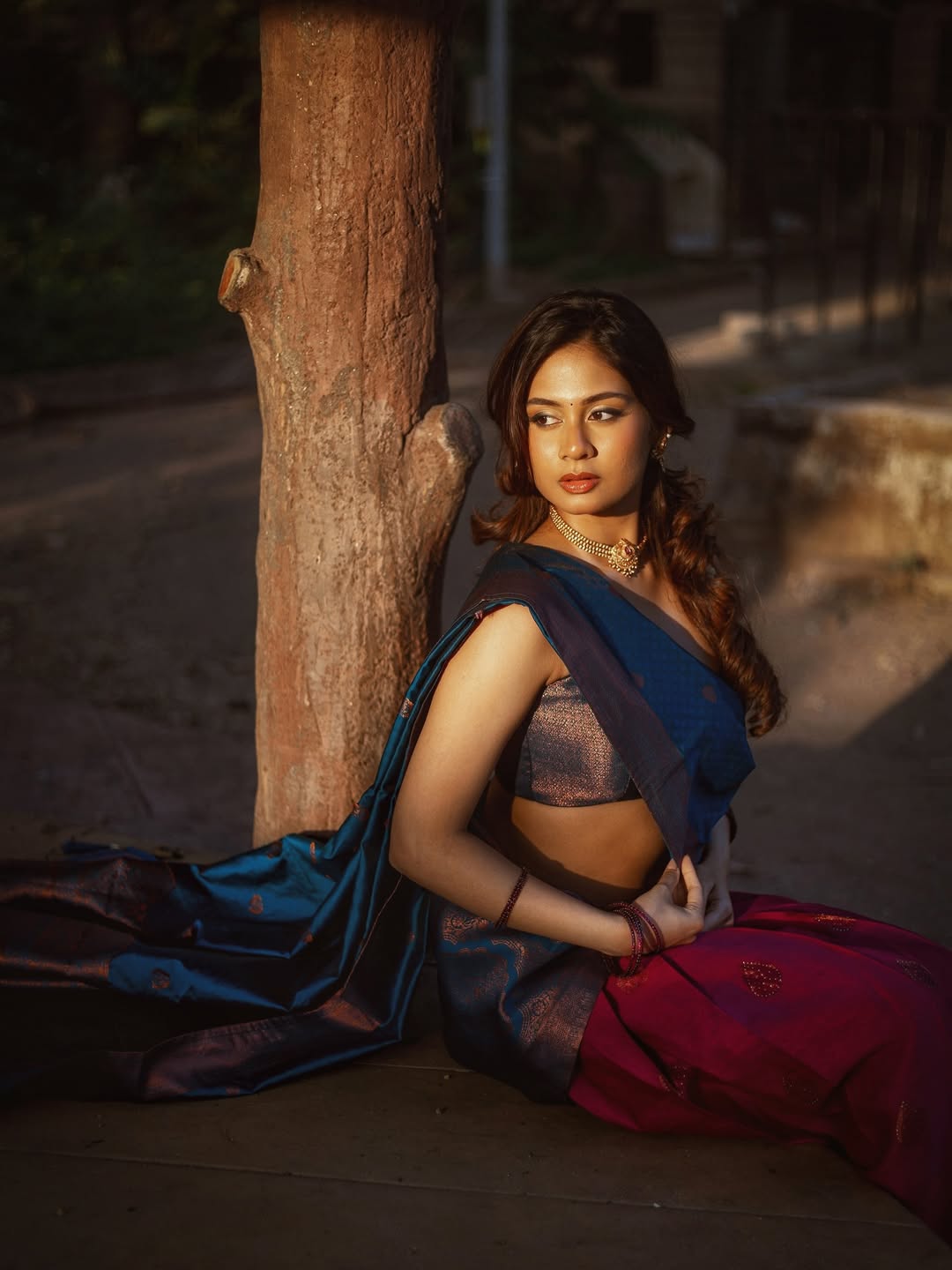 Srushti Bannatti posing under tree in saree