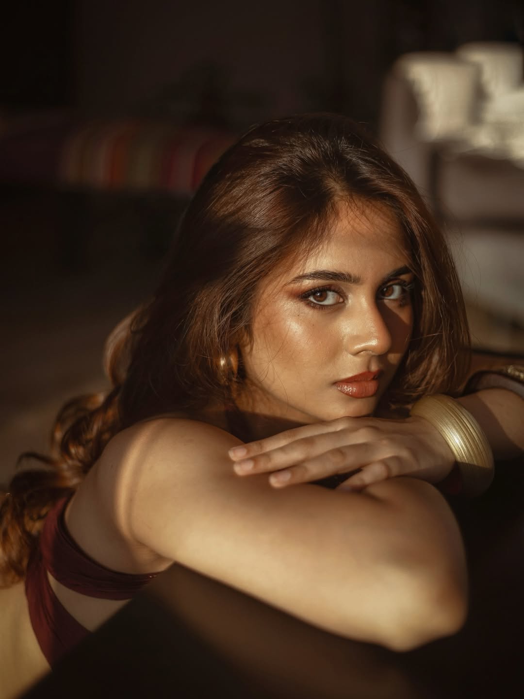 Srushti Bannatti wearing gold accessories stylish look