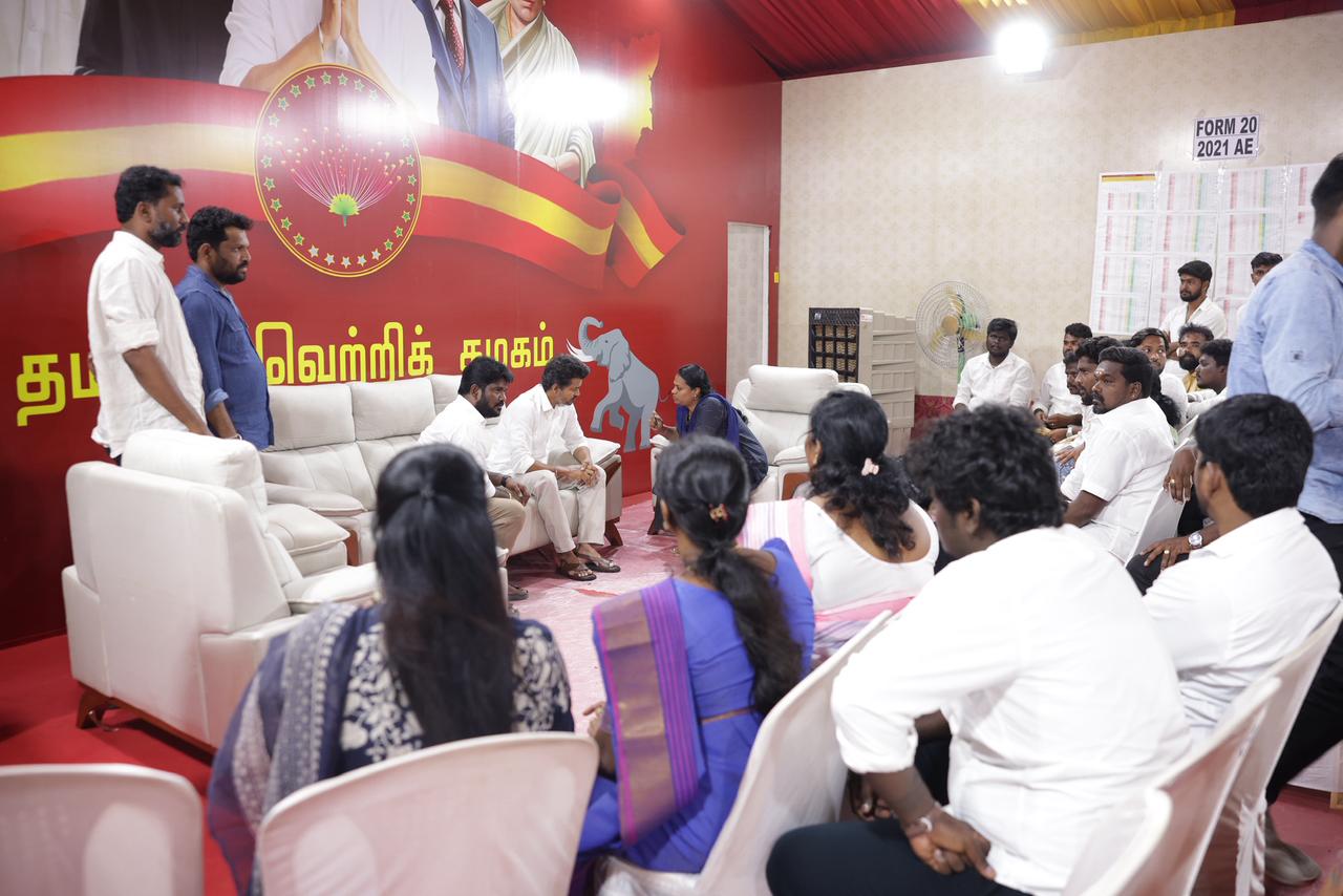 TVK Vijay: உன் பேரே வரலாறு.. விசில் கோலம் போட்ட விஜய்.. காலியில் ...